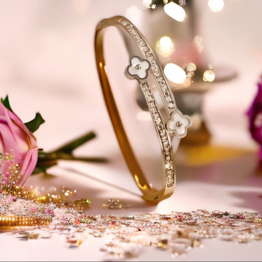 The silver Luxury Clover Bangle